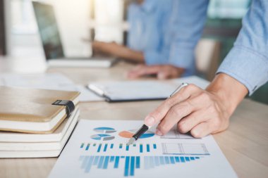 Kendine güvenen iş lideri, o konferansta toplantı iş takım