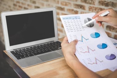 Genç erkek çalışma çözümleme Maliye ile üzerinde yaklaşık maliyeti hesaplamak