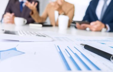 Kendine güvenen iş lideri, o konferansta toplantı iş takım