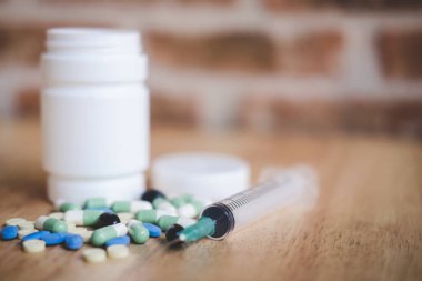 İlaç ek ve ahşap arka plan, ilaçtan c kadar yakın