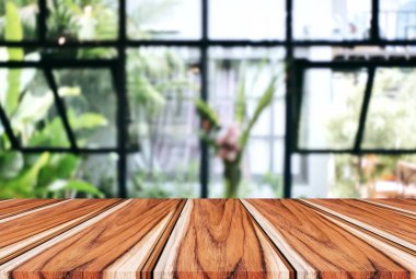 Boş ahşap masa ve bulanık arka plan önünde o soyut