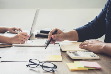 Genç öğrenciler kampüs veya sınıf arkadaşlarıyla f eğitim yardımcı olur arkadaş