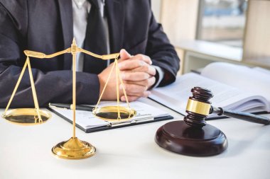 Erkek avukat ya da yargıç hukuk kitapları, tokmak, rapor c ile çalışma