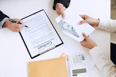 Rüşvet ve yolsuzluk kavramı, rüşvet dolarlık banknot şeklinde