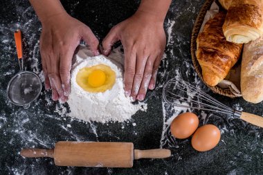 Ekmek siyah arka plan, erkek h malzemelerle çiğ hamur