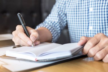 İş adamı veya muhasebeci çalışma finansal yatırım, yazma