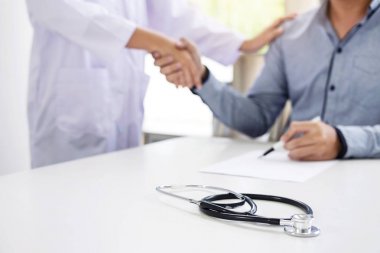Doktor ve hasta tedaviden sonra tokalaşırken