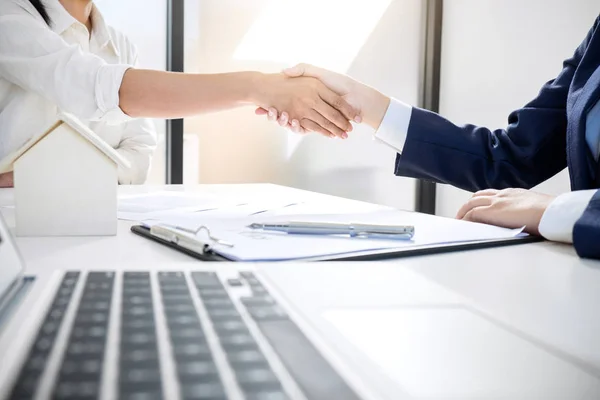 Handshake after good cooperation, Real estate broker residential — Stock Photo, Image