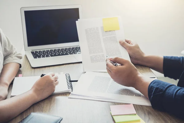 Unga studenter campus eller klasskamrater med hjälper vän studera f — Stockfoto