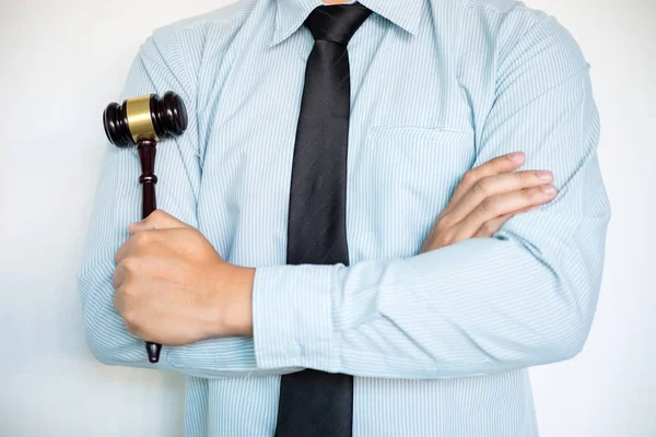Zbliżenie: mężczyzna prawnik z ramienia skrzyżowane stojący przedni backgrou — Zdjęcie stockowe