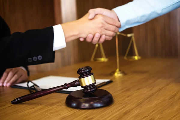 Handshake after good cooperation, Consultation between a male la — Stock Photo, Image