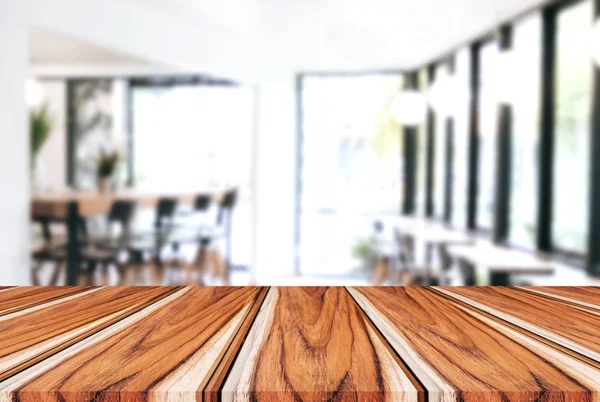 Boş ahşap masa ve bulanık arka plan önünde o soyut