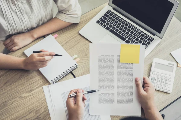 Jonge studenten campus of klasgenoten met helpt vriend studeren f — Stockfoto