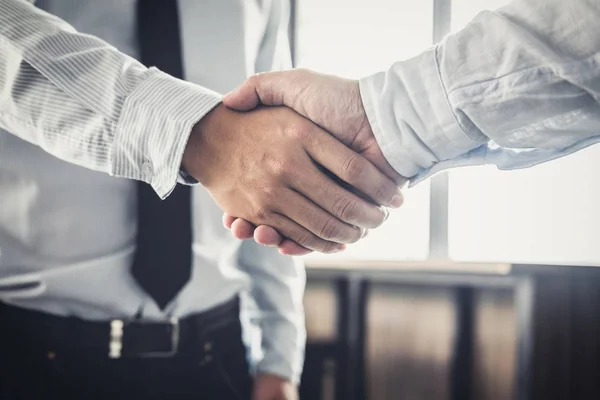 Handskakning efter gott samarbete, två affärsman handslag afte — Stockfoto