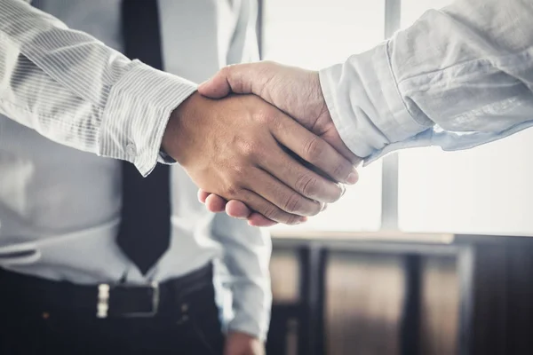 Stretta di mano dopo una buona cooperazione, due uomini d'affari stretta di mano afte — Foto Stock