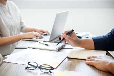 İki lise öğrencileri kampüs veya sınıf arkadaşlarıyla yardımcı olur arkadaş 