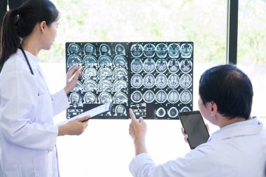 Profesör doktor tartışıyor ve hasta t yöntemiyle danışmanlık