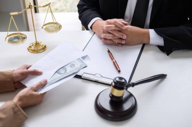 Rüşvet ve yolsuzluk kavramı, rüşvet dolarlık banknot şeklinde