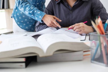 Öğretmen arkadaşlar, genç öğrenciler kampüs veya sınıf arkadaşları ile o Kitaplar