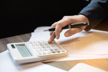 Hesap makinesi ile çalışmaya, finan yapıyor profesyonel iş kadını