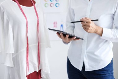 Şık moda tasarımcısı ölçü kırmızı sketc kukla ile çalışma