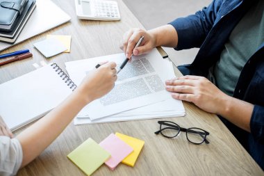İki lise öğrencileri kampüs veya sınıf arkadaşlarıyla yardımcı olur arkadaş 