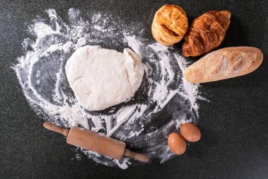 Çiğ hamur ekmek malzemelerin üzerine siyah arka plan, üst VI ile için