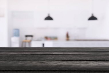 Boş ahşap masa ve bulanık arka plan önünde o soyut