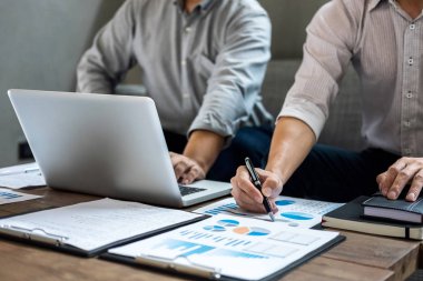 Genç konuşmak kurumsal yeni başlangıç projesi ile çalışma. tartışıyor 