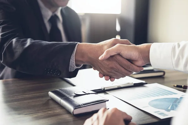 Meeting e concetto di saluto, Due business handshake fiducioso a — Foto Stock