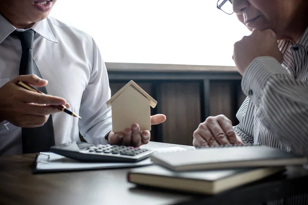 Courtier immobilier agent en cours d'analyse et de prise de décision — Photo