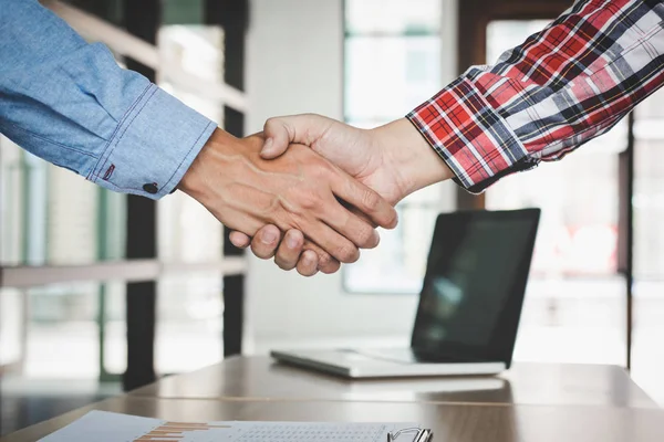 Trabalho em equipe de parceria comercial Handshaking após uma boa cooperação — Fotografia de Stock
