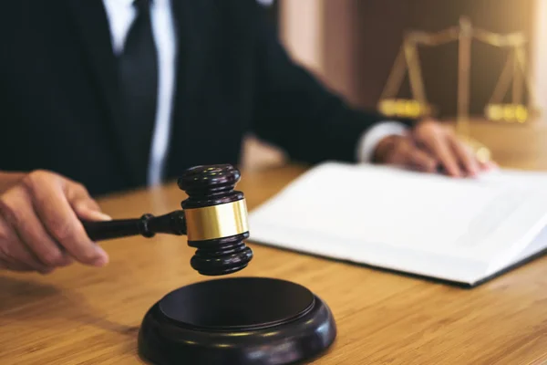 Суддя дав юристам юстиції, бізнесмену в суді або адвокату — стокове фото