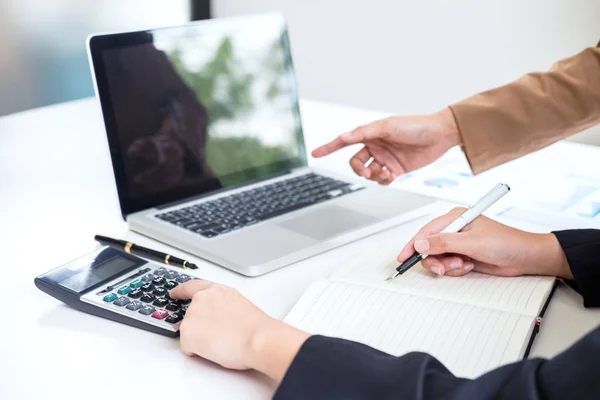 Co-Arbeitstagung, Besprechung des Geschäftsteams vorhanden, Investor c — Stockfoto