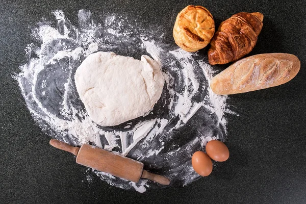 Çiğ hamur ekmek malzemelerin üzerine siyah arka plan, üst VI ile için