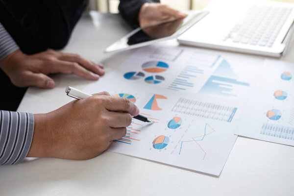 Деловая группа двух коллег обсуждают работу со многими документами
