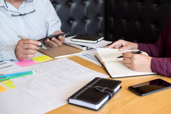 Concepto de educación, enseñanza, aprendizaje, tecnología y personas. Tw — Foto de Stock