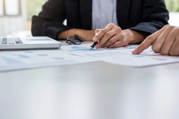 Reunión del equipo de negocios presente. secretaria presentación nueva idea a — Foto de Stock