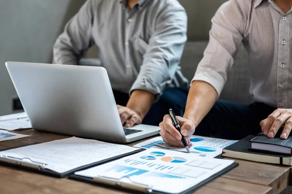 Genç konuşmak kurumsal yeni başlangıç projesi ile çalışma. tartışıyor 