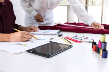 Moda des çalışan iki profesyonel şık moda tasarımcısı