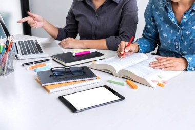 Öğretmen arkadaşlar, genç öğrenciler kampüs veya sınıf arkadaşları ile o Kitaplar