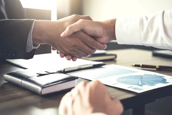 Meeting e concetto di saluto, Due business handshake fiducioso a — Foto Stock