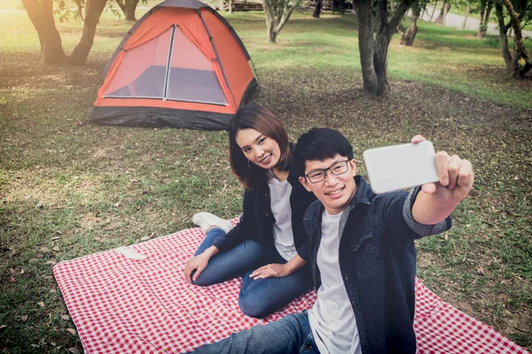 Casal feliz acampar na natureza, tomando um tiro selfie de smil — Fotografia de Stock