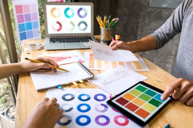 İki genç çalışma terzi veya tasarımcı iş arkadaşı ve discussi