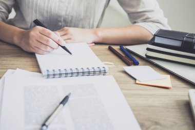 Lectur sırasında yazarak öğrenci eller eğitim yakın çekim
