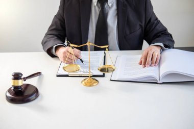 Erkek avukat ya da yargıç hukuk kitapları, tokmak, rapor c ile çalışma