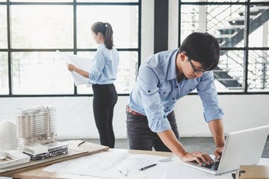 Mimar veya mühendis blueprint toplantı için çalışma 