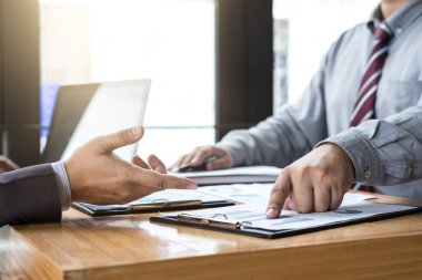 İki emin Yöneticiler iş arkadaşları tanışmak ve görüşmek