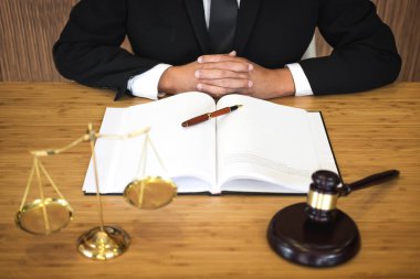Tokmak ile Adalet avukatlar, işadamı takım elbise veya avukat yargıç. 