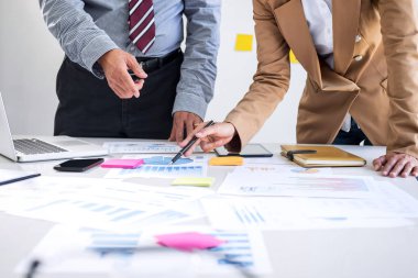 İş takım iki arkadaşları yeni planı mali grafik tartışıyor